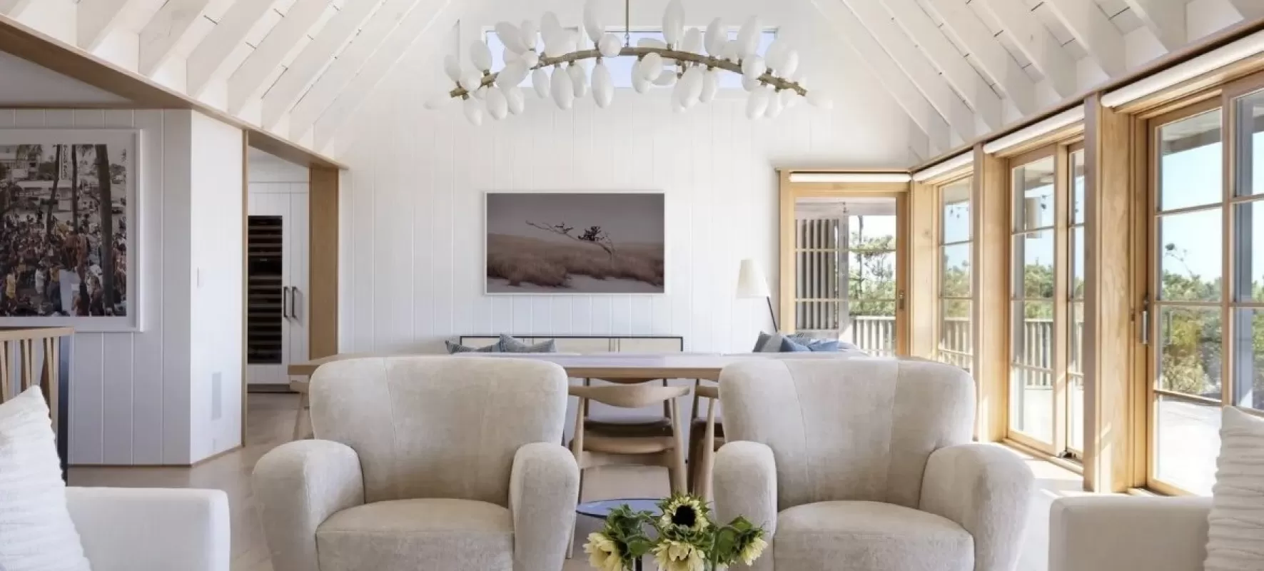 Decoração com luz natural: como valorizar ambientes em residências à beira-mar